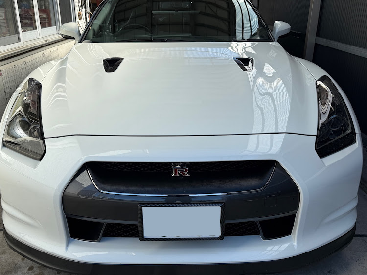 NISSAN GT-Rの純正品流用ドレスアップ・MY25リヤスポイラー装着・両面テープ剥がし極み・防水処理・パン君に関するカスタム事例のアイキャッチ画像