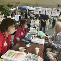 右側にいる白髪の二人の顔だけをぼかすよう