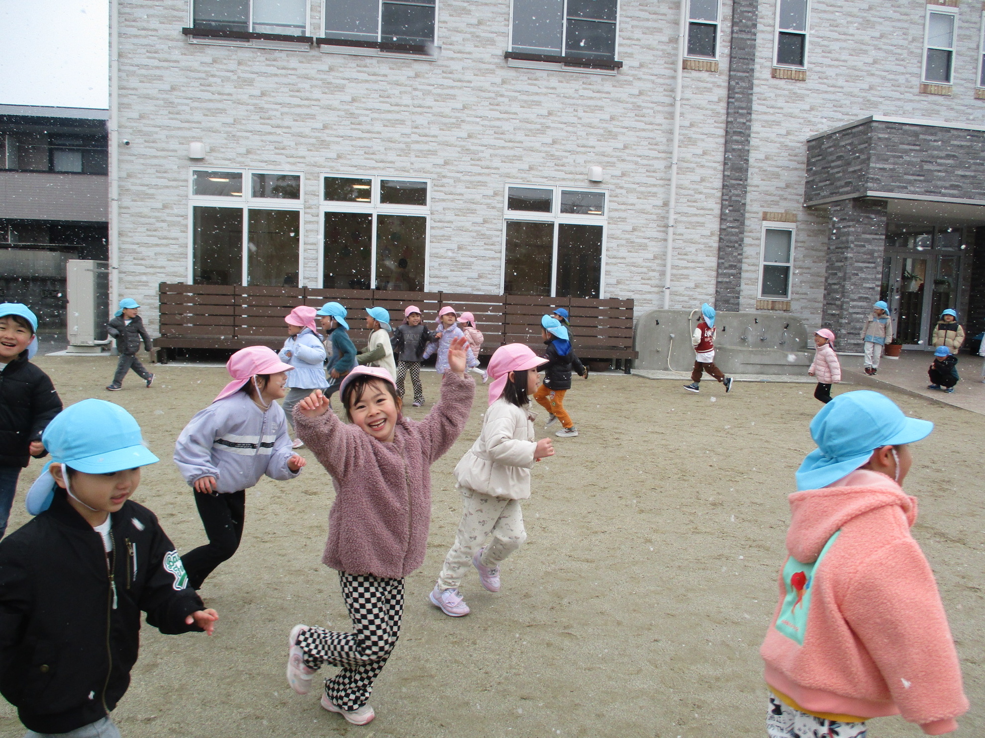 今年、初雪がふりました。もも組さんも窓から手を差し出して雪をキャッチしていましたよ。小さいお友だちは、初めてみる雪にびっくりしたかな？のアイキャッチ画像